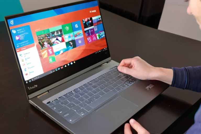 ¿Cómo solucionar si la pantalla queda absolutamente negra en un Lenovo YOGA? Comenzó a parpadear, luego se rayó y ahora queda totalmente negra