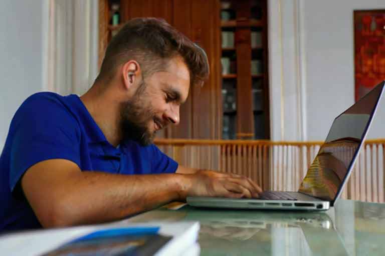 ¿Cómo puedo reparar mi portátil Lenovo Legion si al navegar en Google Chrome o Microsoft Edge de vez en cuando me da pantallazos negros, como desgarros en la pantalla en un formato cuadriculada?