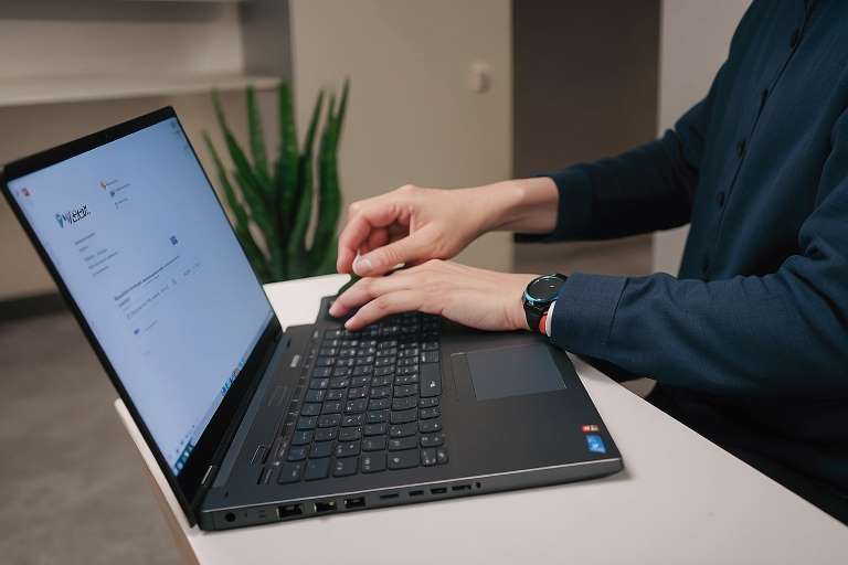 ¿Cómo resolver problemas de congelamiento o bloqueo en mi laptop Lenovo?