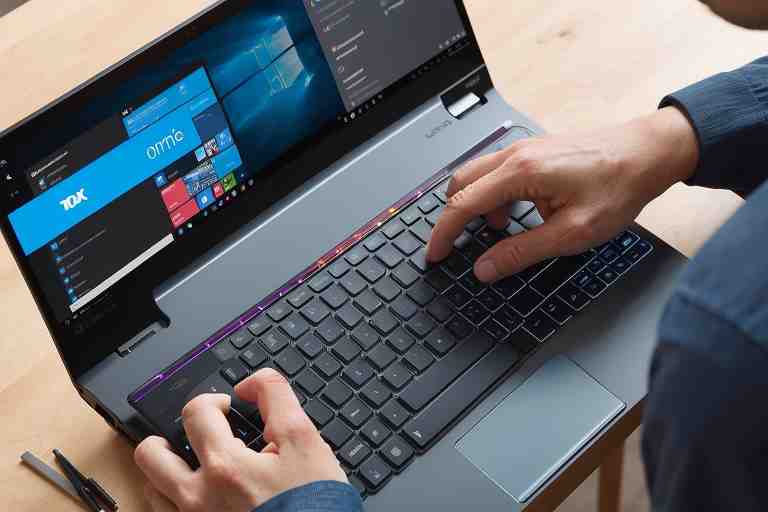 ¿Cómo configurar el teclado retroiluminado en un Lenovo Yoga 730?